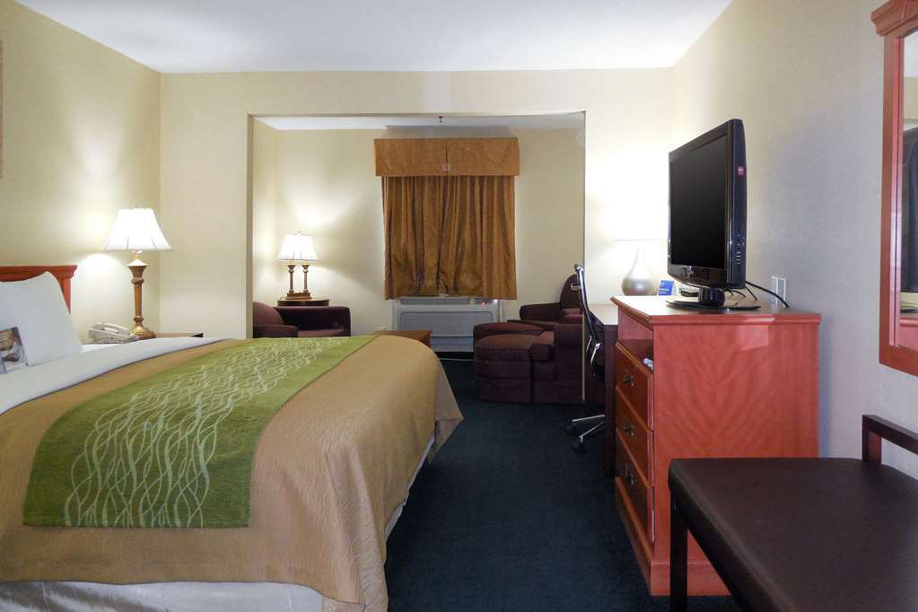 Giles And Hotel *